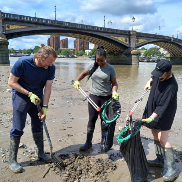 Iabeers litter picking on the Thames