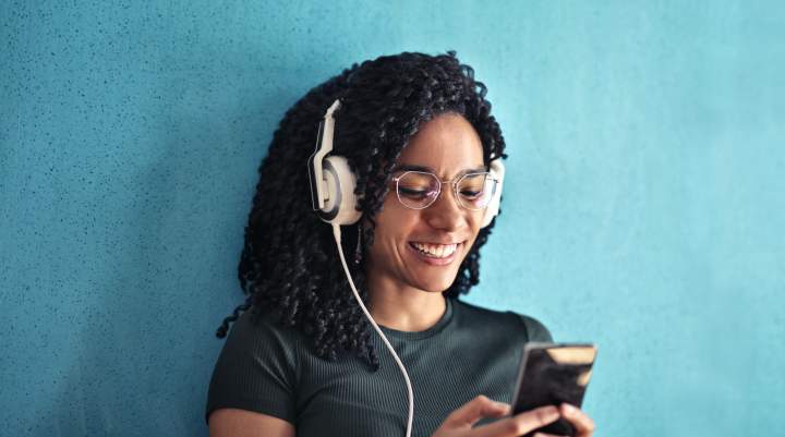 Mobile gamer using headphones while playing