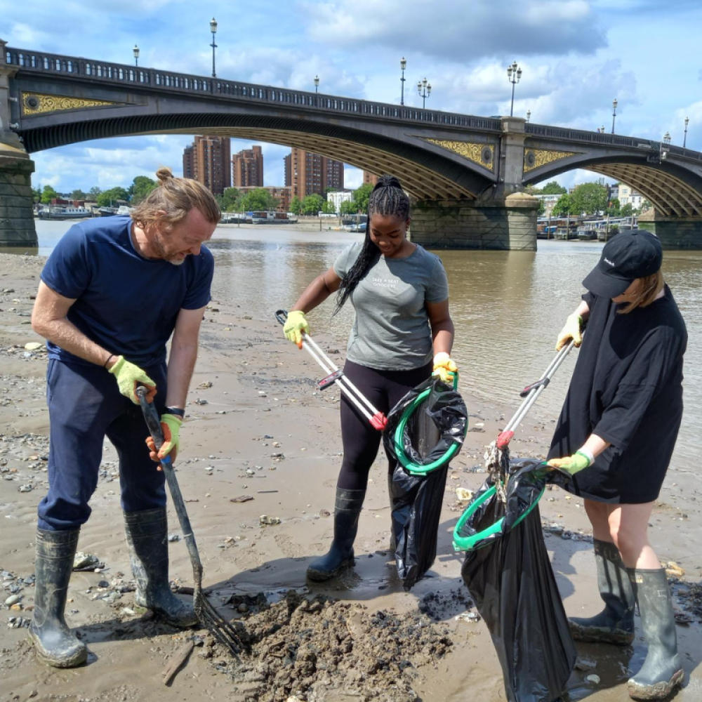 IABeers litter picking on the Thames